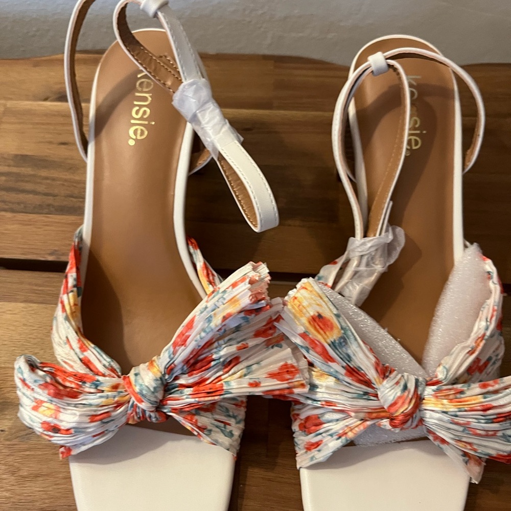 Kensie Women's White Sandals with Floral Bow